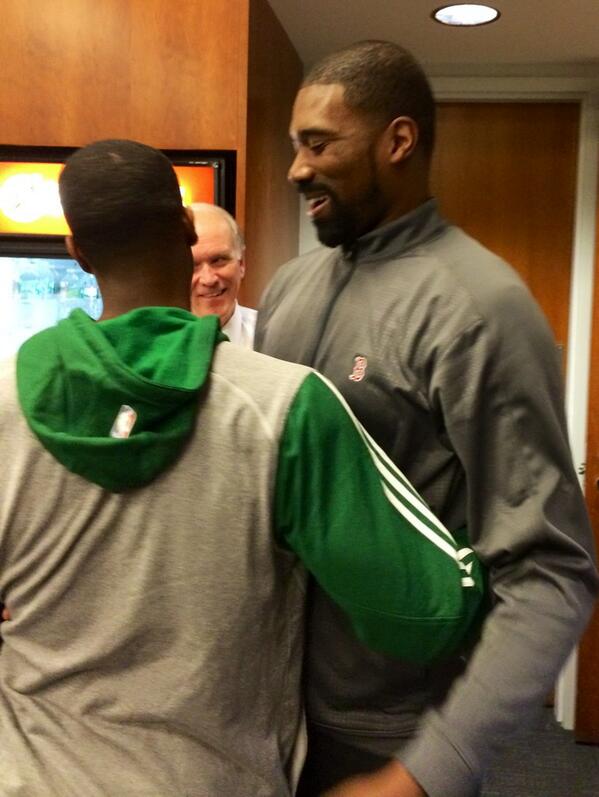 Scott_Souza's tweet image. Former #Celtics forward Leon Powe embraces C's captain Rajon Rondo before tonight's game. #FlashbackMoment