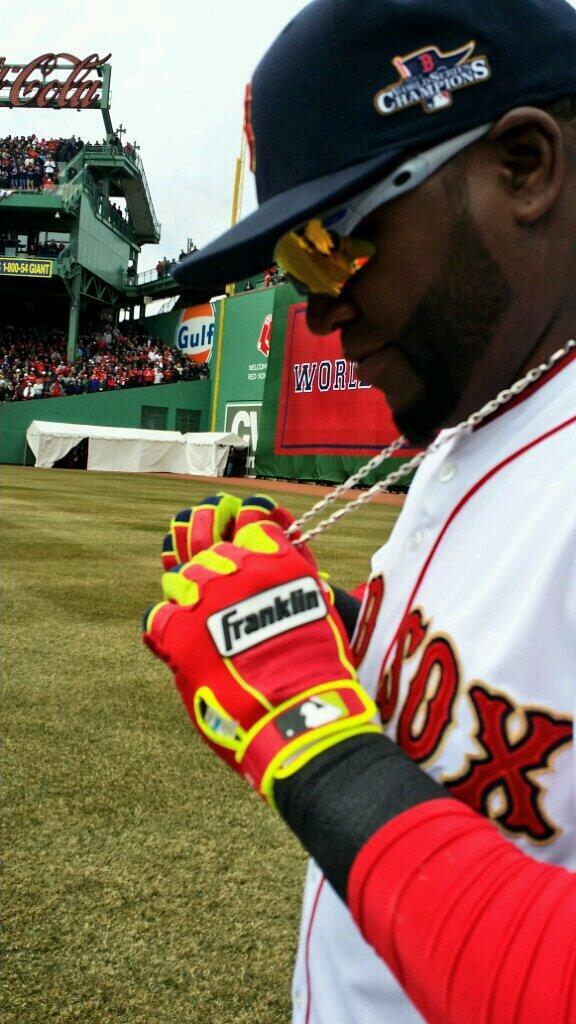RedSoxBeisbol's tweet photo. .@davidoritz aprecia su nueva pieza de joyería. #PapiAllAccess http://t.co/CYnl88yvIC