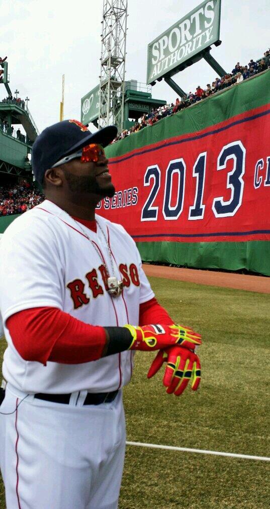 RedSoxBeisbol's tweet photo. .@davidortiz cerca de la bandera del campeonato de la Serie Mundial 2013. #PapiAllAccess http://t.co/TqOMdiMZUT
