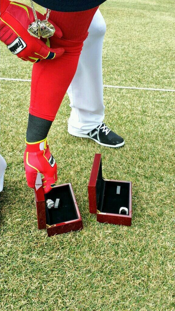 RedSoxBeisbol's tweet photo. Uno sabe que sabe que ha logrado algo cuando tiene dos cajas para guardar sus anillos. @davidortiz #PapiAllAccess http://t.co/mtFJjWedyX
