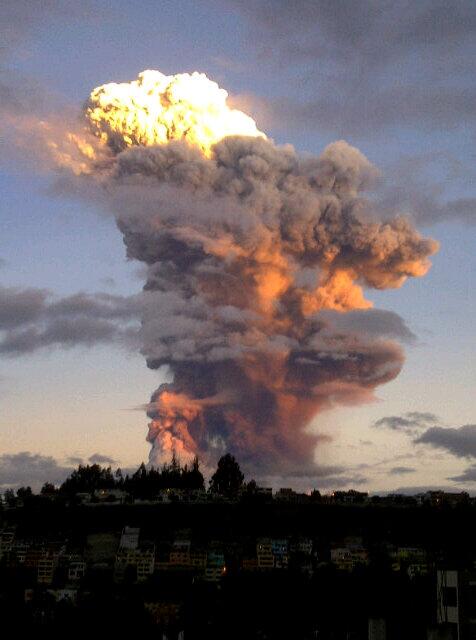 JocheVela's tweet image. Fuertes erupciones del volcán Tungurahua. @CNNEE