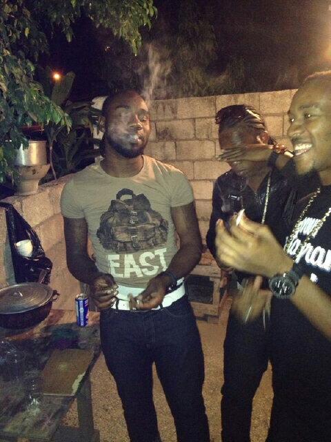 DelanoLv's tweet photo. Bun up bun up pon a friday nite a bare vibeZ inna this http://t.co/cnSSaUjg0M