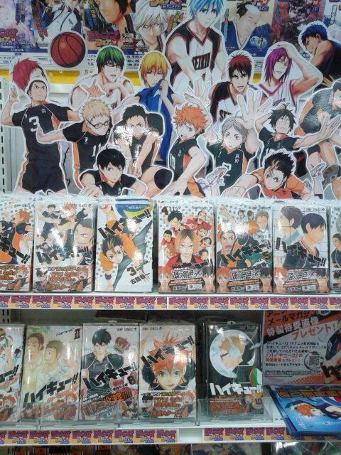 アニメイト徳島 スタッフのつぶやき ハイキュー 10巻も本日入荷たじょ 月島君が表紙なんじょ わーい ほんで ジャンプコーナーの旭さんがバスケットボールをアタックするように見えるんですが というご意見を頂戴しました どうでしょう