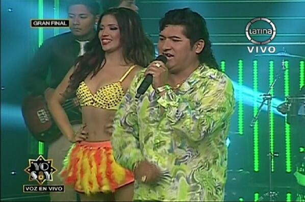 Latina_en's tweet photo. #YoSoyCHACALÓN entra al escenario con "El Aventurero". Síguenos en: http://t.co/1JURY9i25T http://t.co/pXQCFGVdfE