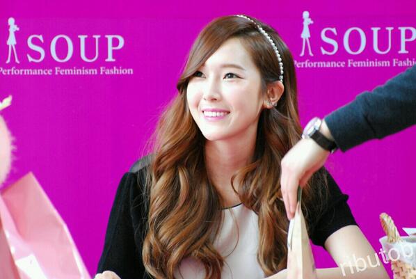 [PIC][04-04-2014]Jessica tham dự buổi fansign cho thương hiệu "SOUP" vào trưa nay - Page 2 BkbciehCIAA0lak