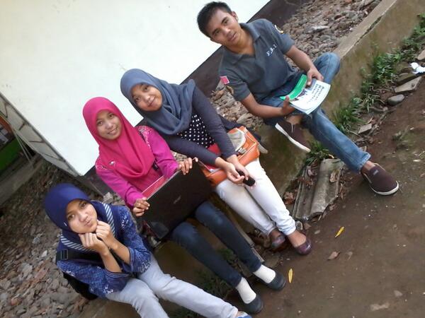 ikie pe ngarap tugas . malah asyikk photo"
#addyiaahhh