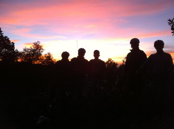misfit_mrk's tweet image. The crew before heading out on a night ride. #shadowriders #mtblove #dhmtb
