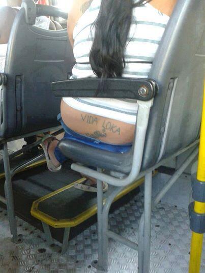 0uzado's tweet photo. Enquanto isso no busão, um rabo vida loka http://t.co/cS7rgLUCvj