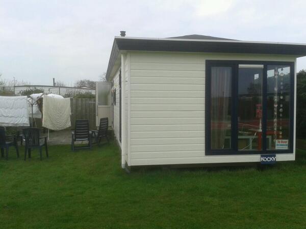 Druk bezig met de voorjaars schoonmaak. De caravan is nog te huur.# Terschelling#