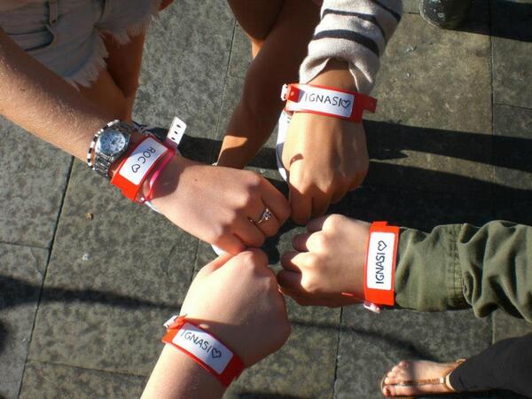 Vermelles2011's tweet photo. Buenos días, ya enviamos pulseras a Chile. Haz la reserva aquí: http://t.co/w8DDd2dUbB Dale RT
#PulserasRojas #Chile http://t.co/YB0P5nAjg9