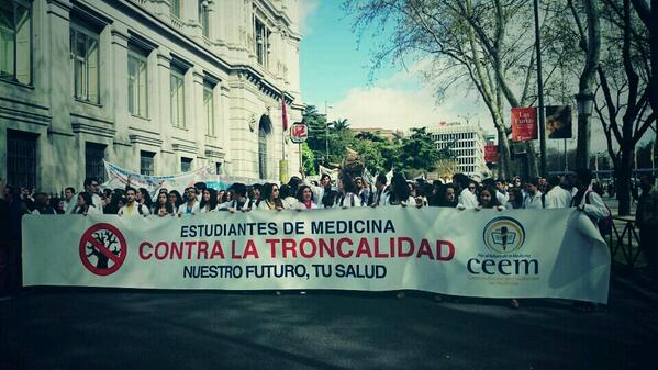 DelMOAUSAL's tweet photo. #Recuerda Hoy 21.00 h se pondrá en marcha el hastag #VieneElTronco para manifestarnos contra la #Troncalidad @_CEEM http://t.co/GjoNIKy2nJ