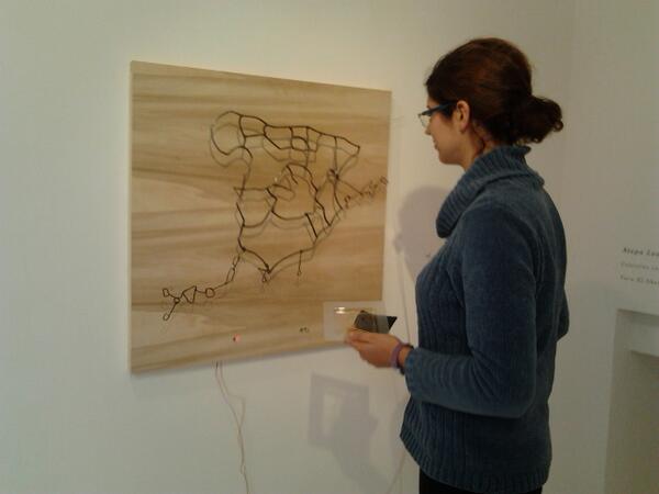 Una espectadora en una de las instalaciones de Yara El-Sherbini en la galería <a href="/LACAJABLANCA/">La Caja Blanca</a>