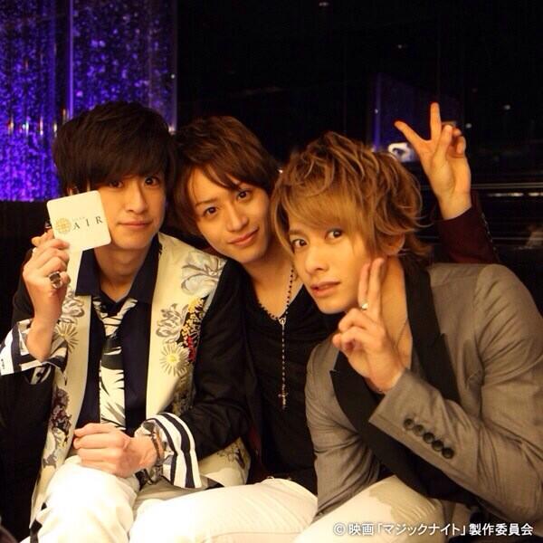 映画 マジックナイト 週末ということでステキ3ショットをお届け 撮影休憩中の 赤澤燈さん 前山剛久さん 小澤廉さんです 赤澤さんが手に持っているものは 実際のホストクラブで使用されているコースターだそうで 休憩中の裏話もトークショーで