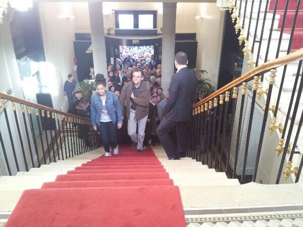 periphcampagne's tweet photo. Foule dans et devant la mairie de #SaintOuen pour le premier conseil municipal du mandat de @williamdelannoy http://t.co/74mjkaNhoT