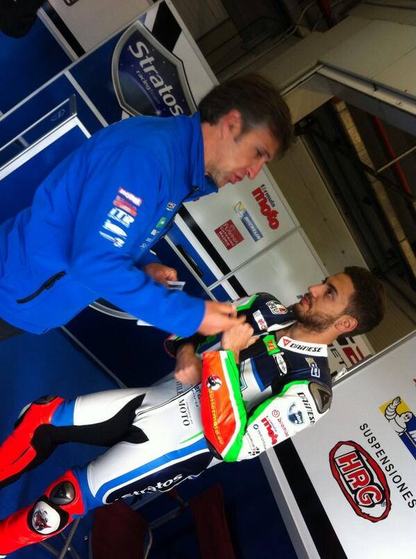 .<a href="/lucavit70/">Luca Vitali</a> y Ricard Jové ultiman detalles ante de salir a pista.