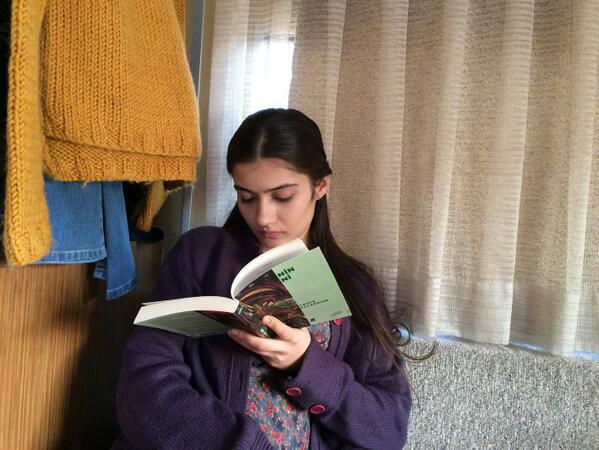 Karagul__Fans's tweet photo. #Karagül oyuncuları set aralarında kitap okur. Mottomuz "İnsan Okur". İşte tatlı Ayşemiz http://t.co/nwbN7eNt5o