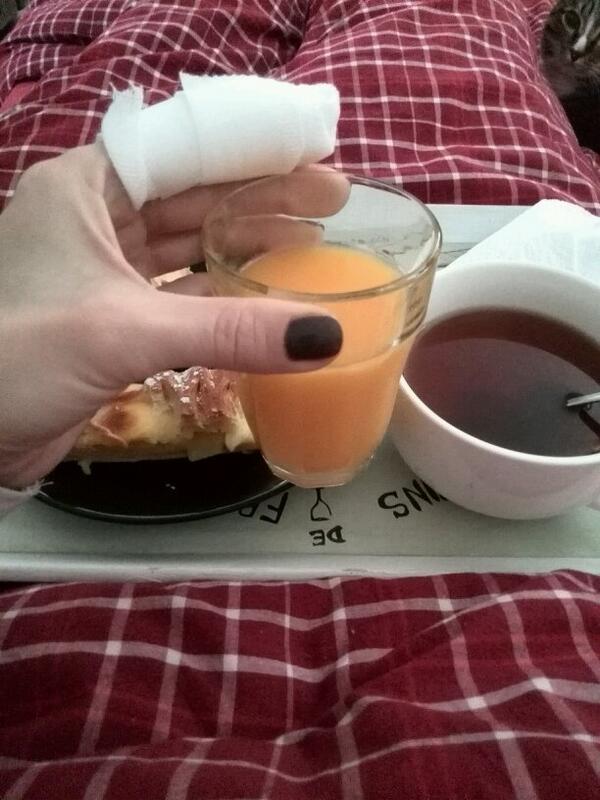 Прелести ранения - завтрак в постель и жалобные глаза кота )