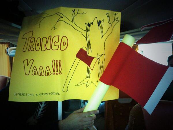 Desde la universidad de Extremadura vamos dos buses cargados de hachas. #NoTroncalidad @_CEEM