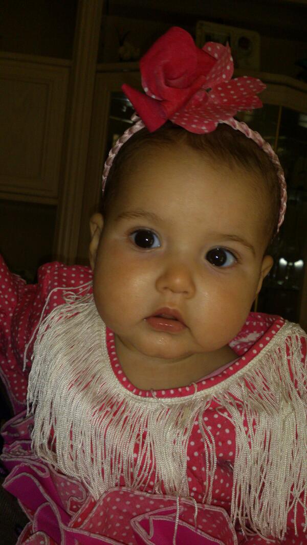 yolicl88's tweet photo. Probandole su traje de flamenca!! http://t.co/9iM15NyyaY