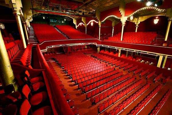 Концертные залы парижа. Казино де пари Париж. Концертный зал Олимпия в Париже. Театр Батаклан в Париже 2015. Батаклан концертный зал.