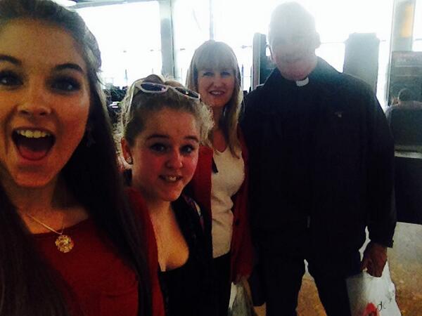 Leah_rebecca1's tweet image. Quick selfie before getting on the plane #DadsRequest