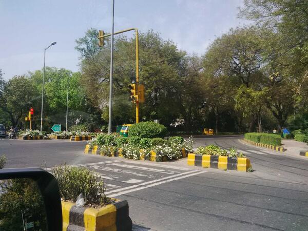 pujamehra's tweet image. #springindelhi flowers at traffic signals!