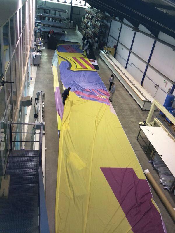 oedim's tweet photo. Vuelven a confiar en nosotros para realizar una pancarta de mas de 2000 m2. Hoy se verá en el estadio del Barcelona http://t.co/B9HyjjmBea