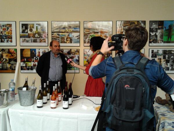 De ruta con los chicos de La Mirada de <a href="/IB3televisio/">IB3 Televisió</a> en el <a href="/csolleric/">Casal Solleric</a> cn la obra de Bechara y los vinos de Binissalem