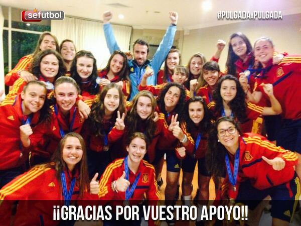 SEFutbol's tweet photo. FOTO | Así os dan las SUBCAMPEONAS DEL MUNDO los buenos días. ¡¡GRACIAS POR VUESTRO APOYO!! #PulgadaAPulgada #FutFem http://t.co/vOxGPpB1By