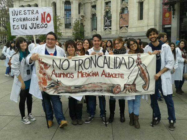 dafmab's tweet photo. La Facultad ya ha llegado a Cibeles. Listos para la manifestación #NoTroncalidad http://t.co/Ad2pegZXB5