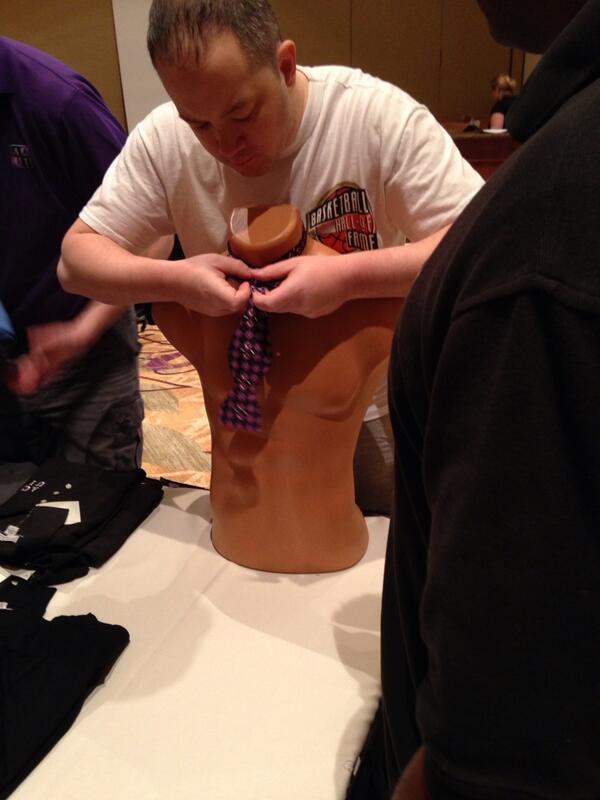 JeffBC94's tweet image. #TeamBowTie tutorials going on right now in #ACUI14 bookstore cc @iMik eColeman @j_gutowski