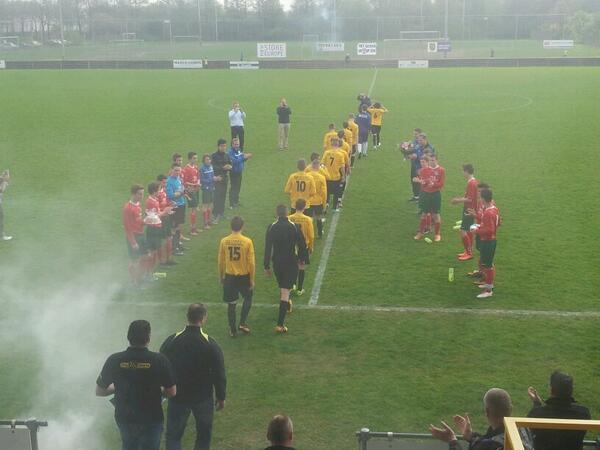 Wilhelminiaan's tweet photo. Opkomst Wilhelmina C1 Kampioenswedstrijd! Mooi sportief gebaar van de tegenstander. #hoofdklasse http://t.co/3bQp6upbIK