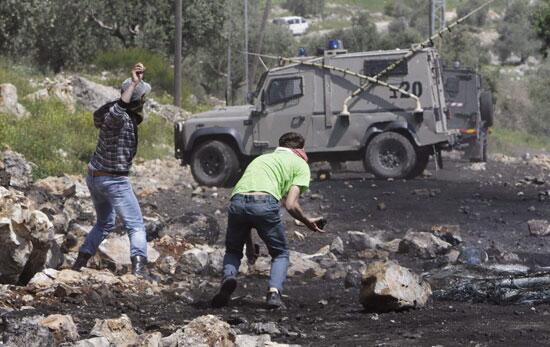 youm7's tweet image. الفلسطينيون يواجهون الاحتلال بالحجارة أمام سجن عوفر الإسرائيلى ow.ly/vsxBc