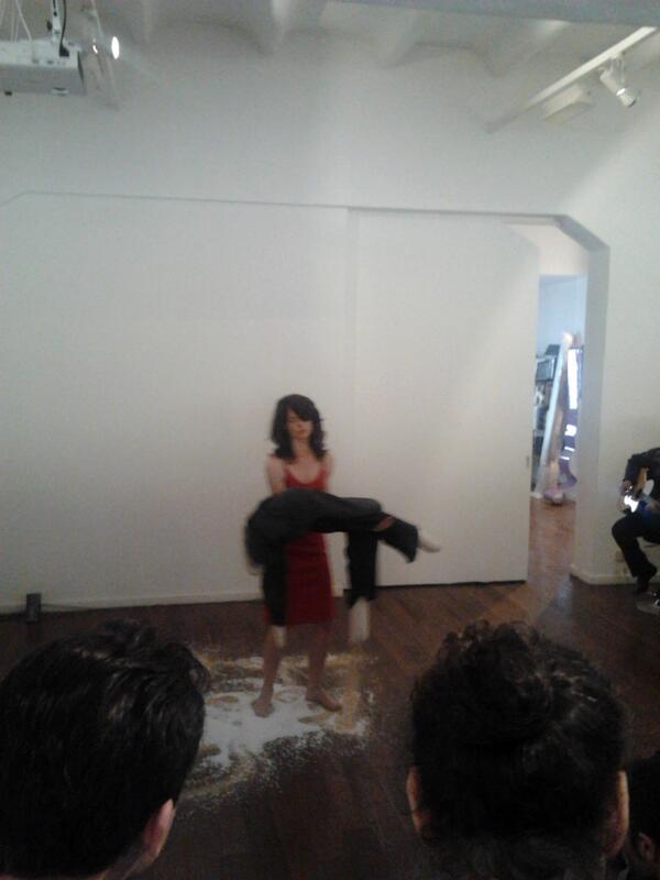 Comienza la performance de Concha Vidal con Xavier Fiol a la guitarra