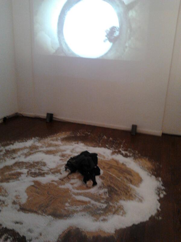 Los restos de la performance de Concha Vidal en la Xavier Fiol