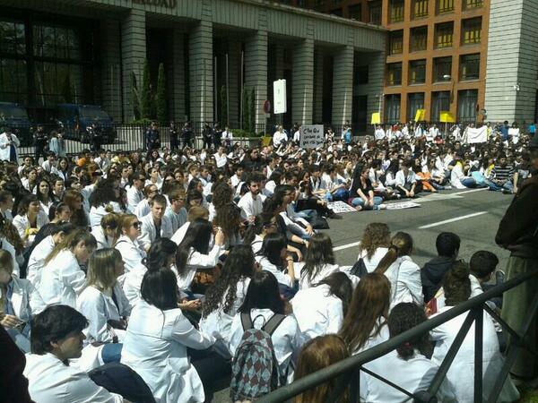 SEMES_'s tweet photo. Frente al ministerio de @sanidadgob se pide #NoTroncalidad @_CEEM @SEMES_ http://t.co/n5puiOnGrM
