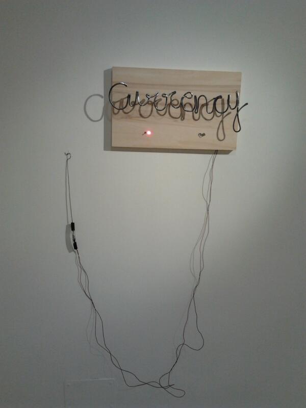 Otra instalación de Yara El-Sherbini en <a href="/LACAJABLANCA/">La Caja Blanca</a>