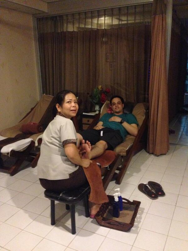 hakimiali's tweet photo. Wow this foot massage is no joke!! http://t.co/u833kfvLeI