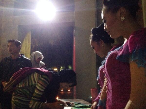 yang datang jangan lupa isi buku tamu yaaa, dibantu dgn penerima tamu yang ayu ayu :)