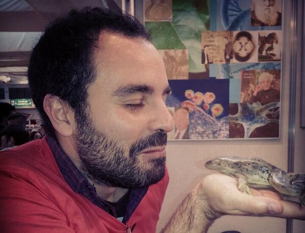 USVerde's tweet photo. Nos despedimos del Salón del Estudiante con mucho 'amor' #SalónUS http://t.co/T1UsBzehjG