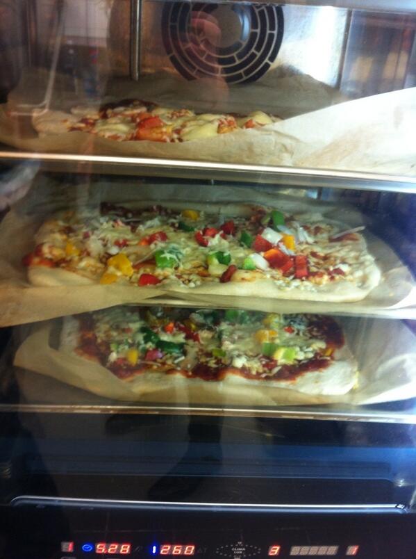 Fl3di's tweet photo. Pizza ist fertig! #lmvblume #lptnrw141 #piraten @ag_schnittchen @WolfSmutje http://t.co/uFMigEVict