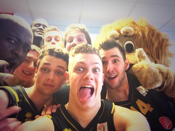 DADijon21's tweet photo. #SELFIE de l'équipe #N3 chez @MAGICFORMDIJON ! ac @StanDenderes @AdrienM14 @Captainboww @TristanLtrd #DAD21 http://t.co/8OzwcESXQs