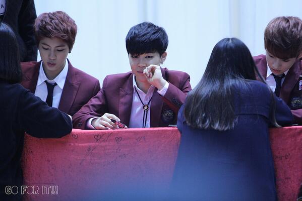 BTS_FACTS's tweet photo. 140330 Jimin @ Busan Fansign (Cr: GO FOR IT) @BTS_twt #방탄소년단 http://t.co/WFjDOdJ8PH