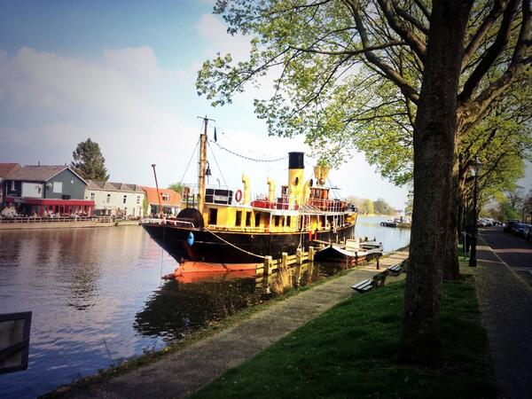 Poolvogel's tweet image. We kunnen bijzonder bezoek verwachten hier in Weesp vanavond! Weet iemand welke #pakjesboot dit is??