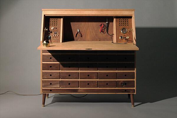 Timvisser's tweet photo. Must have! “@designmilk: A workdesk that's hiding some technological surprises http://t.co/jQSxAzeJYX http://t.co/LMc5XD3Vvx”