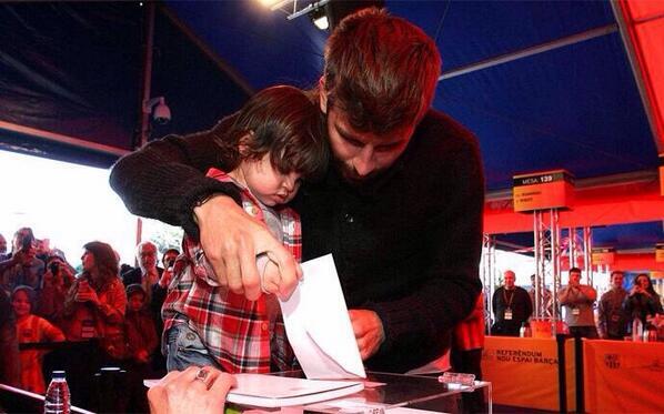 InfoPique's tweet photo. @3gerardpique con Milan votando en el referéndum del Fútbol Cub Barcelona [vía @biellashak] (2) http://t.co/1WeqG6XxGL