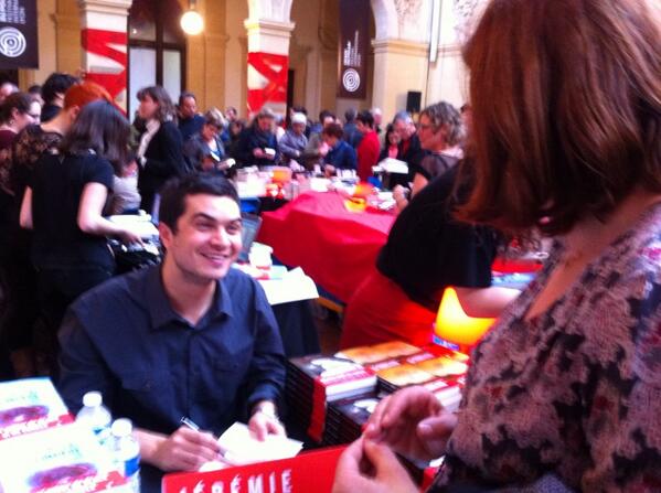 ESchulthess's tweet image. Jérémie Guez, Prix SNCF du polar 2013 en pleine dédicace au #quaisdupolar @francoispirola