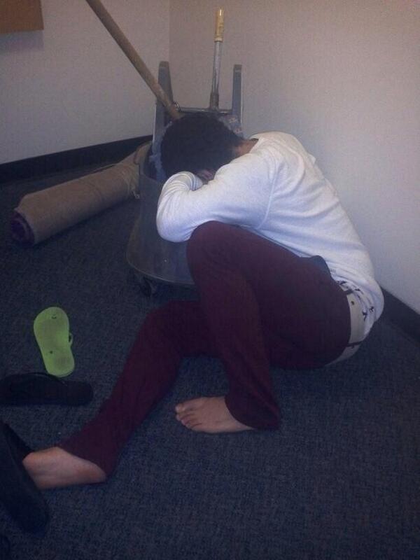 _BOWSNDHOESs's tweet photo. Joe! 😂😂😂😂😩😩 “@pnkaerochck95: @ISUPassouts @ISUPASSOUTS1 passed out in the mop bucket http://t.co/wMB81sMVBd”