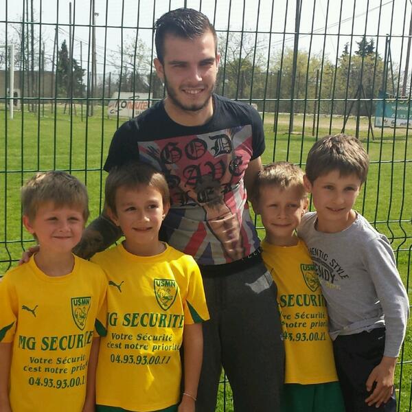 clairabelle06's tweet photo. @AlexyBosetti Merci pour la photo d'aujourd'hui....😊⚽⚽👍👌 http://t.co/iYHMsGxI6b