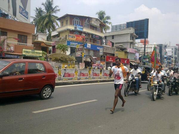 National athlete R. Bahulayen running across Thiruvananthapuram asking people to vote for Modi (Bjp). Via @Swamy39 